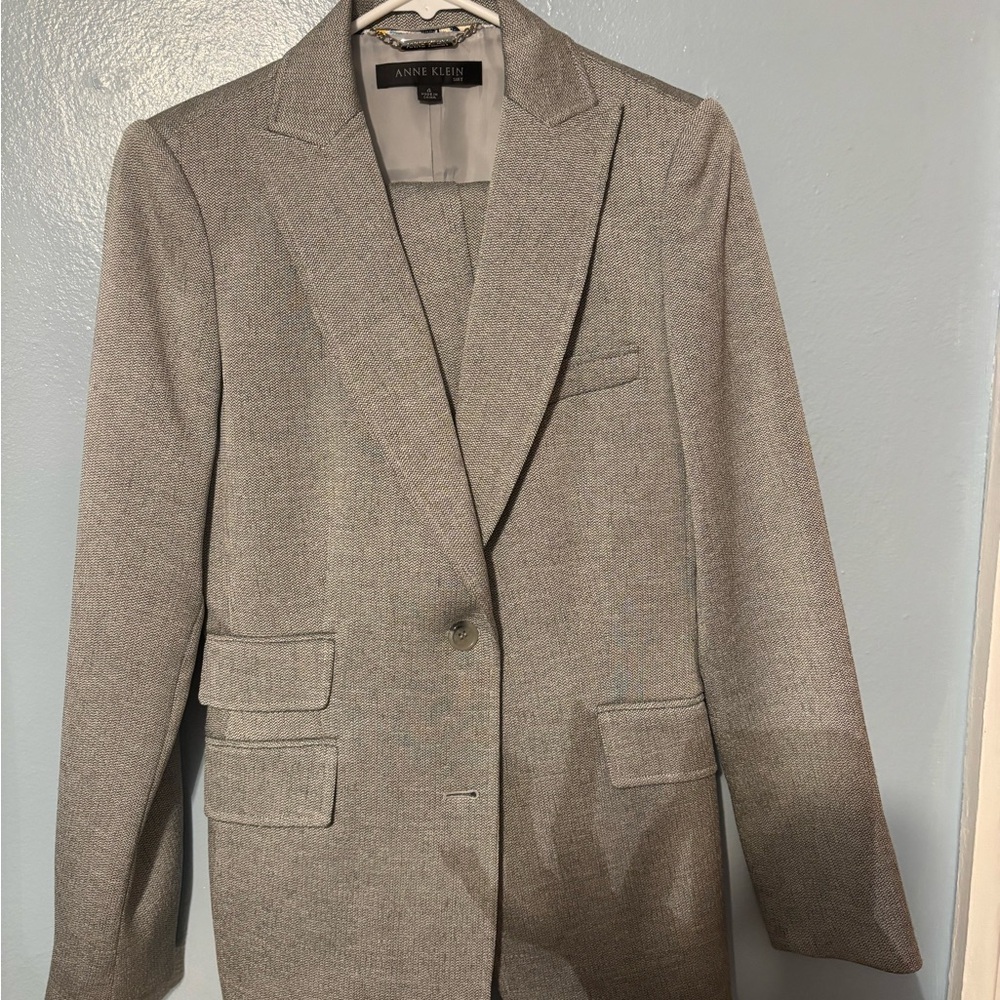 Anne Klein Gray Sport Coat with Notched Lapels and Structured Shoulders